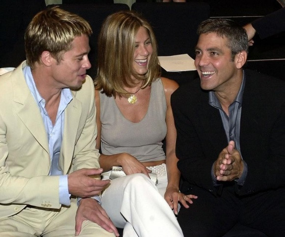 George Clooney (phải) rất thân với Brad Pitt và Jennifer Aniston.