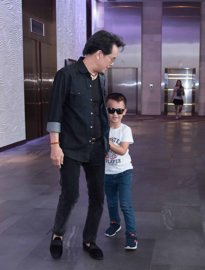 Nhạc sĩ 70 tuổi cho biết, anh cũng muốn đưa con gái mới 2 tháng tuổi đi cùng mình, nhưng do thời tiết Sài Gòn thất thường, sợ ảnh hưởng đến sức khoẻ của con nên đành để bé ở nhà.