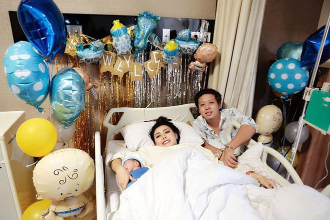 Tháng 4 vừa qua, Rey đã sinh con trai quý tử cho chồng tỷ phú. Từ lúc có thai cho đến khi sinh nở, hai mẹ con Rey đều được chăm sóc kỹ lưỡng. Rey sinh nở trong bệnh viện hạng sang ở Indonesia.