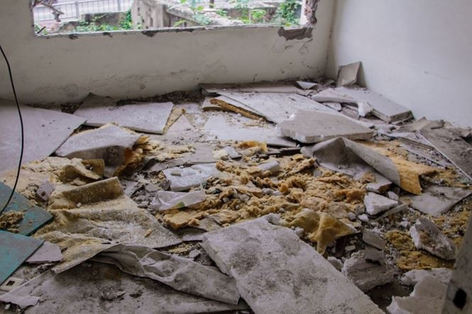 Rác thải gồm đủ loại như túi nylon, xốp, ga đệm, vật liệu xây dựng, vật dụng gia đình...được vứt đầy khắp tòa chung cư.