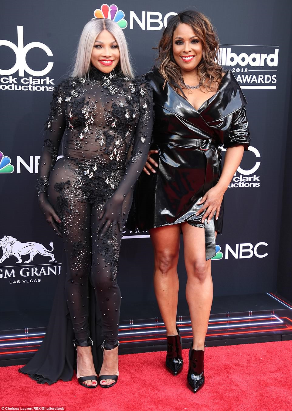 Thành viên Sandra Denton (51 tuổi) của nhóm nhạc Salt-N-Pepa mất điểm vì bộ jumpsuit mỏng tang, bó sát, để lộ vóc dáng kém thon gọn trước ống kính. Salt-N-Pepa là nhóm nhạc rap chỉ gồm các thành viên nữ đầu tiên, được thành lập vào năm 1985 và từng đoạt giải Grammy năm 1995.