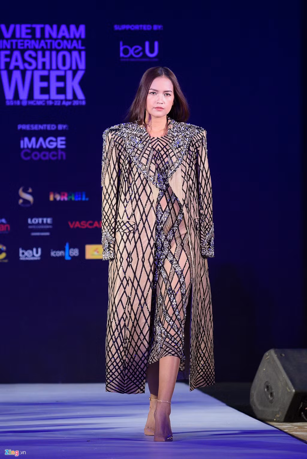 Tuần lễ thời trang Việt Nam xuân hè 2018 diễn ra từ ngày 19/4 - 22/4. Sự kiện quy tụ nhiều nhà thiết kế nổi tiếng trong nước như Công Trí, Vincent Đoàn, Nguyễn Tiến Triển, Hoàng Minh Hà...