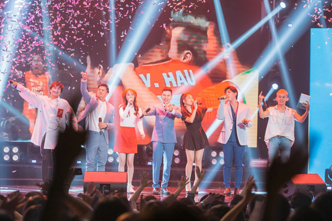 Khi các nghệ sĩ Trọng Hiếu, Jang Mi, Hoàng Tôn, Erik,... thể hiện ca khúc “Niềm tin chiếng thắng” trên sân khấu, bên dưới khán phòng, hàng trăm khán giả cũng hoà giọng hát theo để tiếp thêm sức mạnh cho các tuyển thủ.