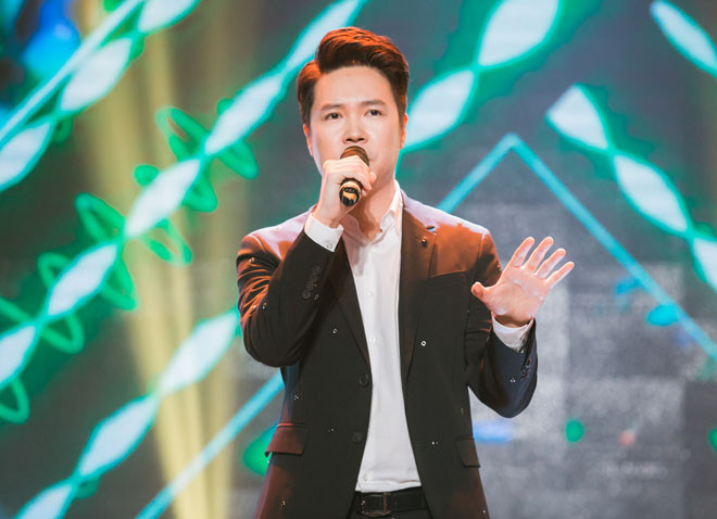 "Hoàng tử hát tình ca" Lê Hiếu thể hiện ca khúc "Ngày tình phôi pha" và chinh phục người nghe bằng giọng hát nội lực, ngọt ngào và tình cảm.