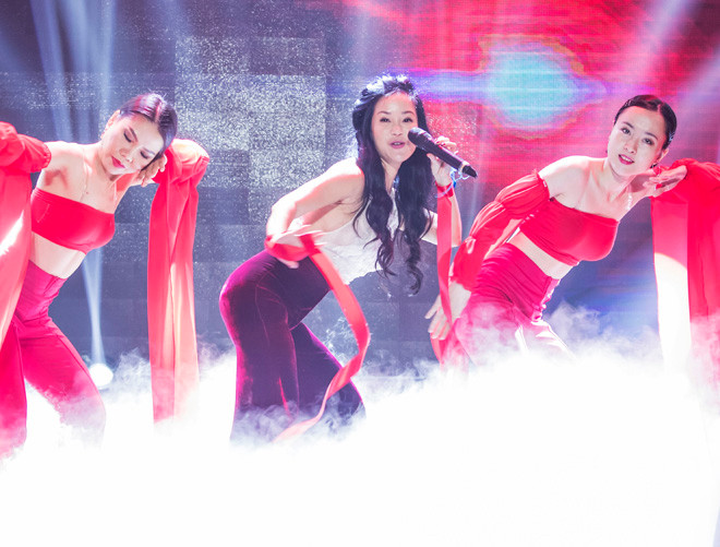 Ngoài ra, bà mẹ đơn thân vừa tuyên bố chia tay chồng Tây hồi tháng 6 vừa qua, còn thể hiện nhiều động tác múa mượt mà, dẻo dai khiến người xem không thể rời mắt. Trên mạng xã hội, nhiều khán giả cũng dành cho Hồng Nhung nhiều lời khen khi gọi cô là “người đàn bà không tuổi”, cả về ngoại hình, phong cách biểu diễn và giọng hát.