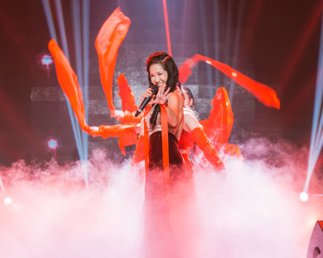 Hồng Nhung cho biết, trước khi Hồng Nhung biểu diễn “Bùa yêu”, cô chỉ mới tập vũ đạo ca khúc này đúng 2 buổi. May mắn là khi lên sân khấu, nhờ sự cổ vũ từ khán giả mà tiết mục đã điễn ra thành công, đúng động tác lẫn lời bài hát.