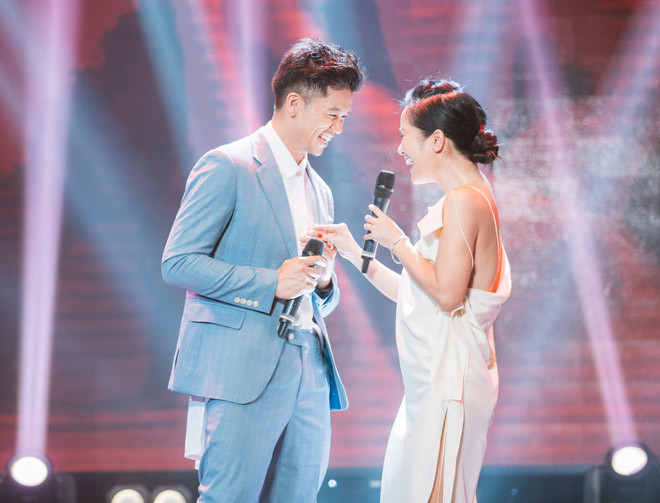 Ngoài tiết mục solo, Hồng Nhung còn có màn song ca rất mùi mẫn bên đàn em Trọng hiếu trong ca khúc “Em và tôi”. Sự thăng hoa của cả hai thế hệ âm nhạc đã khiến nhiều khán giả phấn khích, vừa hát theo vừa vỗ tay không ngớt.