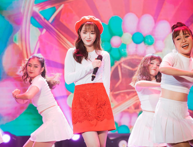 Cũng trong đêm nhạc vừa qua, Jang Mi đã khiến nhiều khán giả thích thú khi biểu diễn ca khúc “Sáng nay mưa” với hình ảnh rất tươi mới, trẻ trung, khác hẳn với phong cách “Thánh nữ Bolero” mà khán giả thường gọi. Ngoài ra, nữ ca sĩ cũng hát live một đoạn “Duyên phận” theo lời yêu cầu của số đông khán giả.