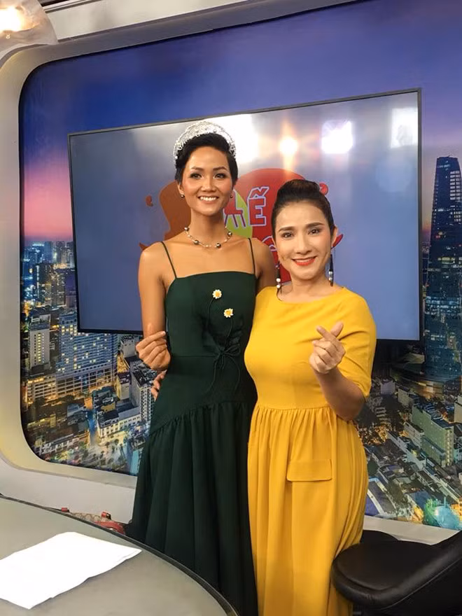 Cát Tường và hoa hậu thân thiết khi quay chương trình. Ảnh: FBNV.