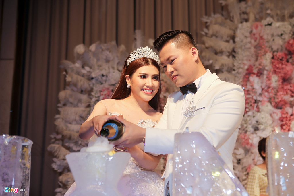 Chồng của Tố Ny là cơ phó của Hãng hàng không quốc gia Việt Nam, hơn cô 7 tuổi.