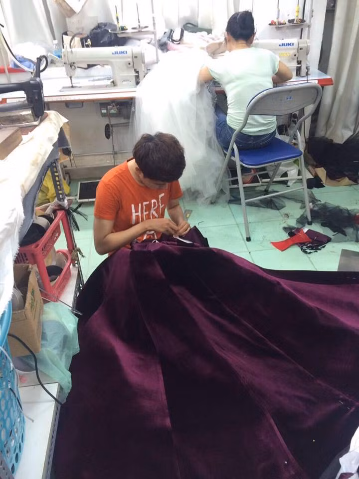 Để chuẩn bị cho sự xuất hiện trên thảm đỏ Cannes, Lý Nhã Kỳ đã không tiếc tiền đầu tư váy áo. Cô đặt NTK Đỗ Long và ê-kíp chuẩn bị trang phục riêng. Ảnh: FB