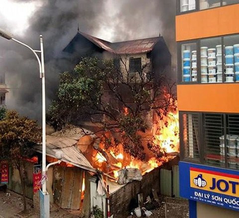 Ngôi nhà tại số 27 phố Trạm trong đám cháy lớn.