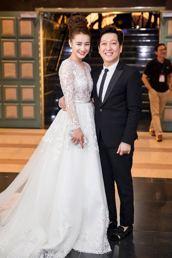 Ngoài áo dài, váy cưới giúp Nhã Phương thêm phần lộng lẫy, kiêu sa tạo nên một sự liên tưởng về công chúa trong truyện cổ tích cho người hâm mộ. Cả 2 người đã cùng nhau thử nghiệm váy cưới - áo vest hợp dơ trong nhiều sự kiện.