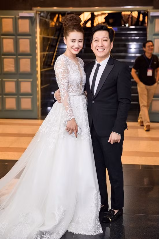 Ngoài áo dài, váy cưới giúp Nhã Phương thêm phần lộng lẫy, kiêu sa tạo nên một sự liên tưởng về công chúa trong truyện cổ tích cho người hâm mộ. Cả 2 người đã cùng nhau thử nghiệm váy cưới - áo vest hợp dơ trong nhiều sự kiện.