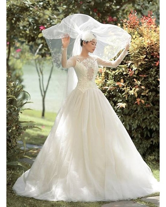 Nhã Phương từng khoác lên người rất nhiều mẫu váy cưới khác nhau dù cầu kỳ hay đơn giản, dáng xòe cổ điển hay tinh giản... đều đẹp và vừa vặn.