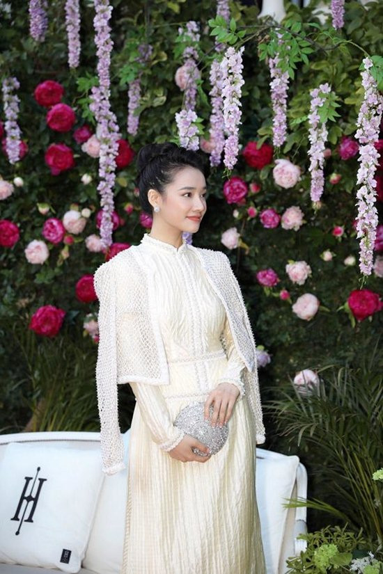 Một thiết kế áo dài khác với cách làm sáng tạo từ phom dáng và chất liệu, thêm chiếc áo khoác ngoài đính kết cầu kỳ lại tạo nên độ trưởng thành cần thiết cho người mặc. Song, không vì thế mà cô bớt đi vẻ nữ tính, quyến rũ.