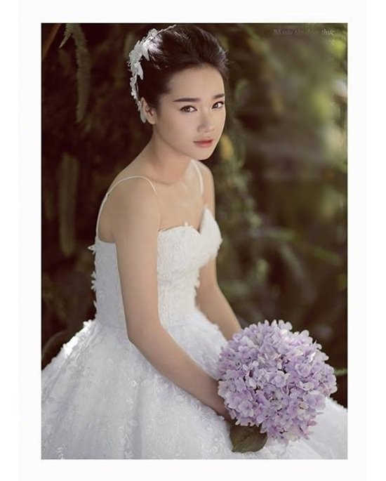 Phom dáng cúp ngực, đính kết họa tiết nổi như một bí kíp khiến mỹ nhân tỏa sáng hết nấc trong ngày trọng đại. Mái tóc bới gọn nhấn lông vũ tạo điểm khác biệt so với số đông cô dâu Việt. Tuy nhiên, với lối trang điểm này, cũng rất dễ biến các nàng dâu trở nên sến nếu không đủ tinh tế.