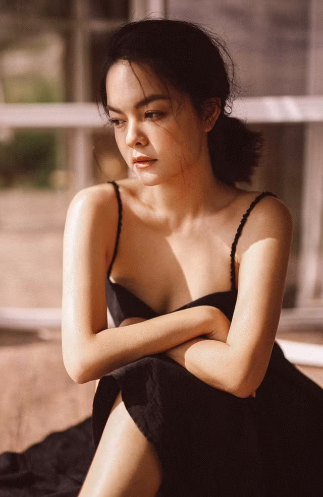 Người đẹp được trang điểm và làm tóc đơn giản. Trước ống kính, cô thể hiện sự đa dạng trong diễn xuất, với những biểu cảm của người phụ nữ đầy trải nghiệm.