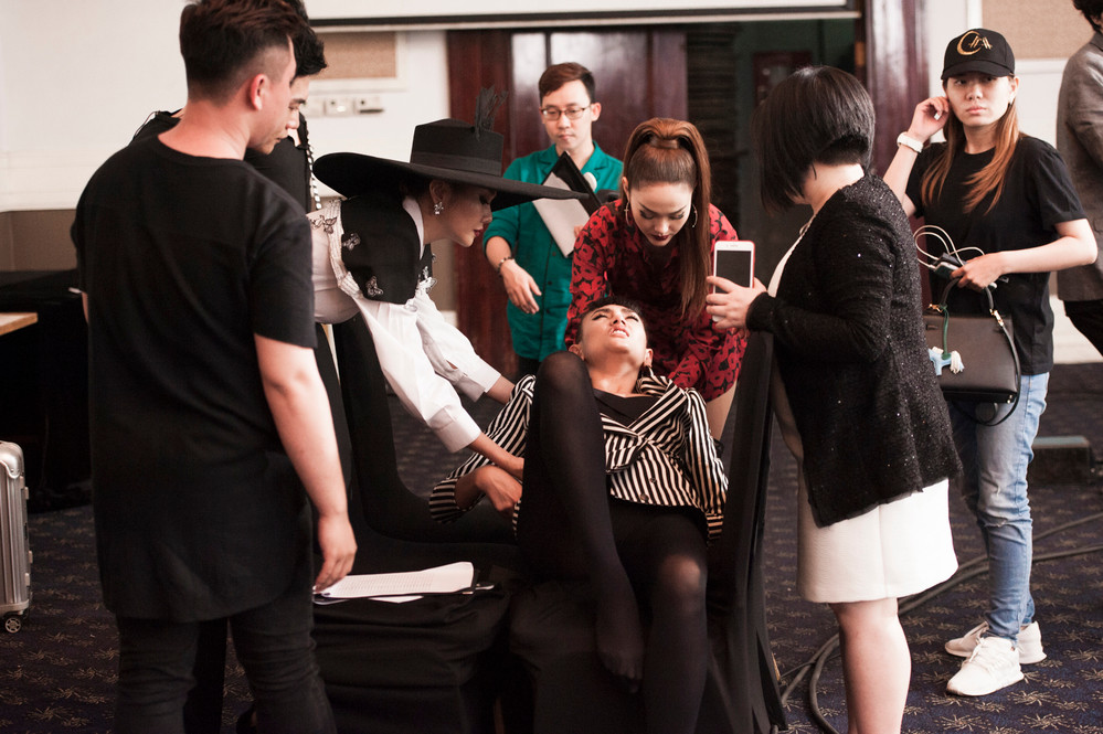 Minh Hằng ân cần chăm sóc Hoàng Yến.