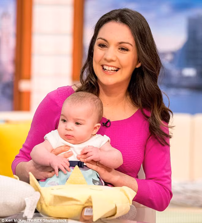 Bé Charlotte là một đứa bé chào đời sớm hơn dự kiến 3 tháng. Lúc mới sinh, cô bé chỉ nặng tầm hơn 1kg và phải được chăm sóc đặc biệt trong lồng kính. Giờ đây bé đã khỏe mạnh và tăng cân như một đứa trẻ bình thường. Chính vì vậy nữ MC Laura Tobin muốn nhắn nhủ tới những người phụ nữ có hoàn cảnh giống cô rằng hãy tự tin lên.