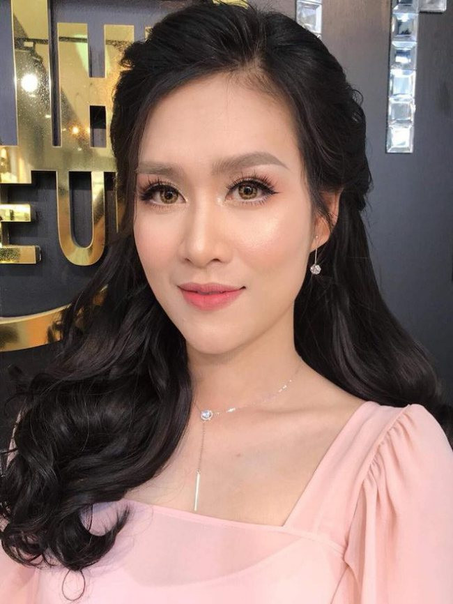 Gương mặt thon gọn khó nhận ra của nữ diễn viên Hà Hương.