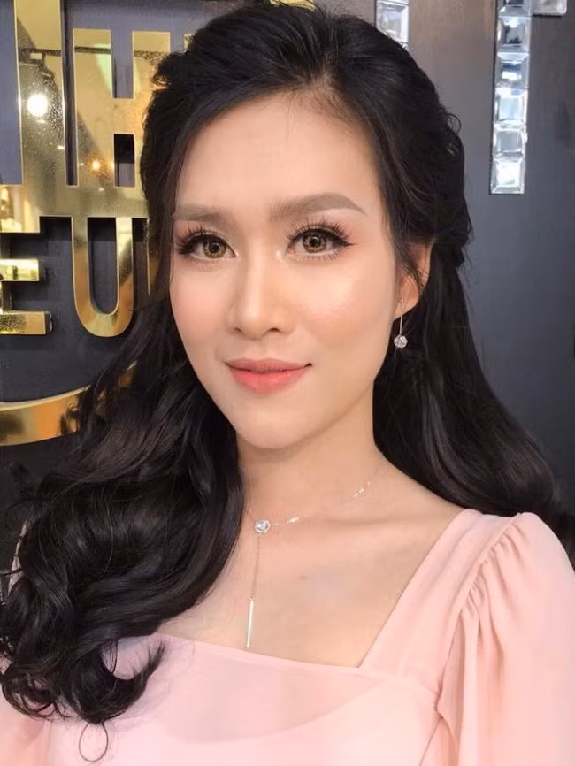 Gương mặt thon gọn khó nhận ra của nữ diễn viên Hà Hương.