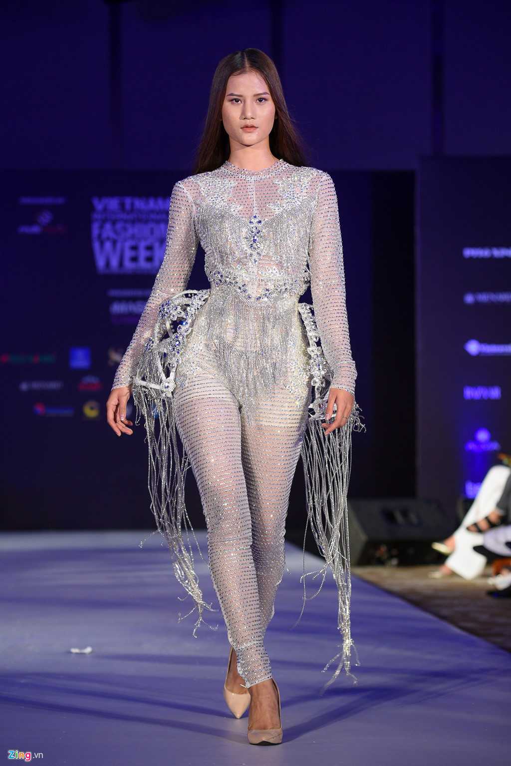 Ngoài ra, sự kiện còn tổ chức các hoạt động chụp ảnh street style bên lề. Đây sẽ là nơi giúp những bạn yêu thích thời trang thể hiện cá tính riêng, thông qua cách kết hợp trang phục nhằm tạo ấn tượng với phóng viên ảnh.