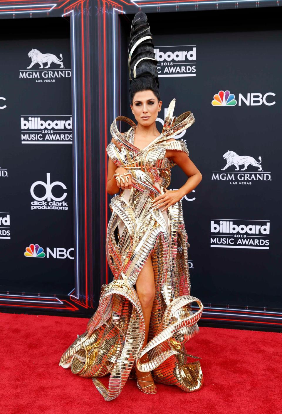 Nữ ca sĩ Z Lala luôn khiến khán giả khó hiểu với những cách lựa chọn trang phục, kiểu tóc kỳ quặc. Trang The Sun ví bộ cánh của cô nhìn ghê rợn những con rắn cuộn lại, thậm chí so sánh Z Lala với những ác nhân trong phim Marvel.