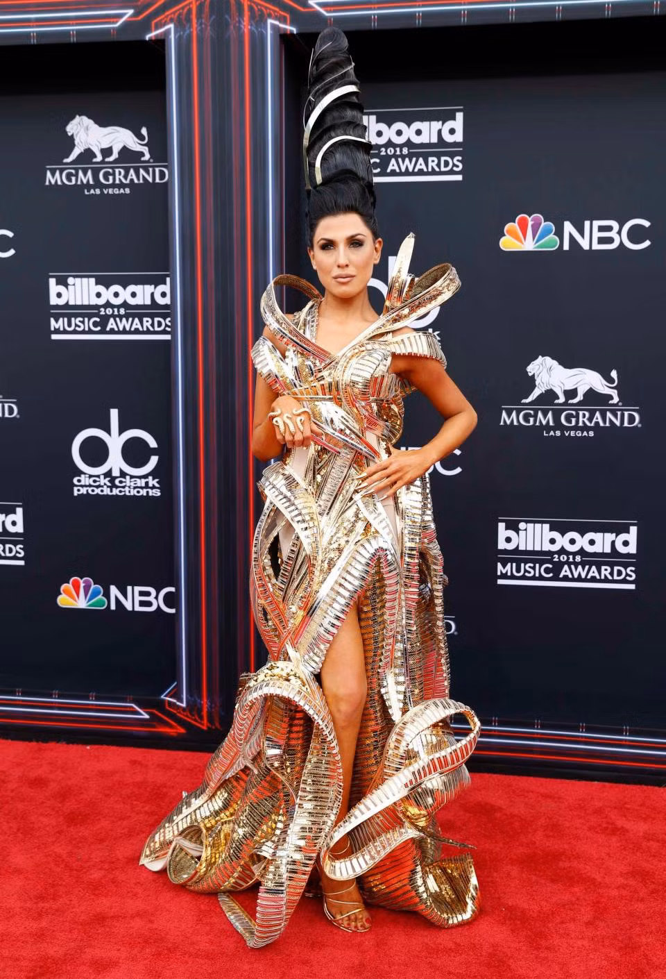 Nữ ca sĩ Z Lala luôn khiến khán giả khó hiểu với những cách lựa chọn trang phục, kiểu tóc kỳ quặc. Trang The Sun ví bộ cánh của cô nhìn ghê rợn những con rắn cuộn lại, thậm chí so sánh Z Lala với những ác nhân trong phim Marvel.