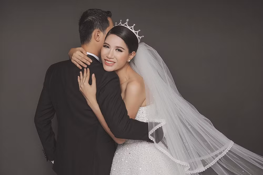 Tuy nhiên, sau quá trình tìm hiểu, Trang Trần và Louis Trần bắt đầu nảy sinh tình cảm và gắn bó đến tận thời điểm hiện tại.