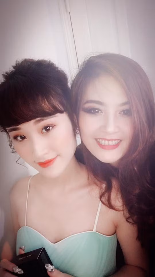 Thiên Nga kể, hiện cô sống cùng mẹ và 2 em trai. Trên trang cá nhân, cô thường đăng ảnh chụp cùng người mẹ xinh đẹp và dành tình cảm yêu thương đối với mẹ.