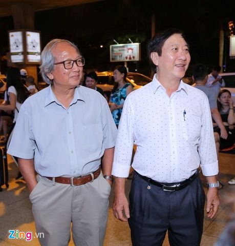 Bố MC Hồng Phượng (bên trái) cũng ra sân bay đón con rể cùng gia đình sui gia trong niềm tự hào.