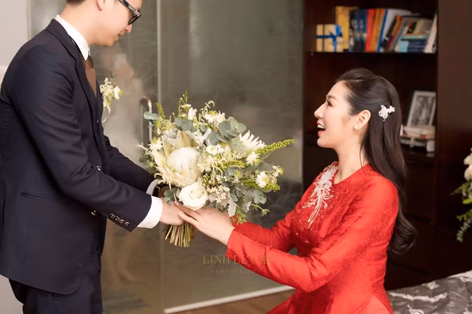 Chú rể Gia Lộc trao hoa cho cô dâu.