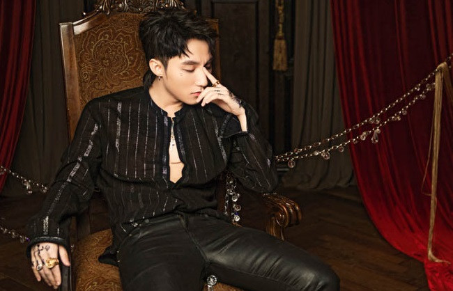 Nam ca sĩ cũng trở thành ca sĩ Việt Nam đầu tiên trở thành gương mặt đại diện khu vực Đông Nam Á của công ty âm nhạc Hàn Quốc - Bingo Music.