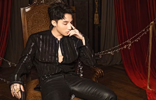 Nam ca sĩ cũng trở thành ca sĩ Việt Nam đầu tiên trở thành gương mặt đại diện khu vực Đông Nam Á của công ty âm nhạc Hàn Quốc - Bingo Music.