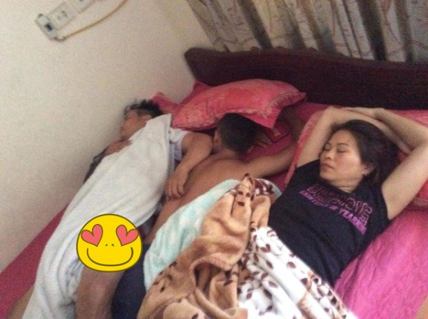 Mải gãi lưng cho con trai mà ngủ quên!