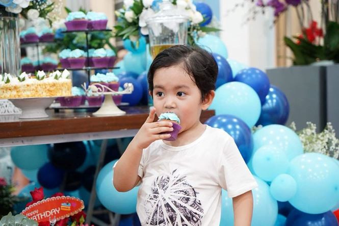 Bé Cu Bin, con trai lớn của cặp đôi Khánh Thi - Phan Hiển tại bữa tiệc sinh nhật của bố.