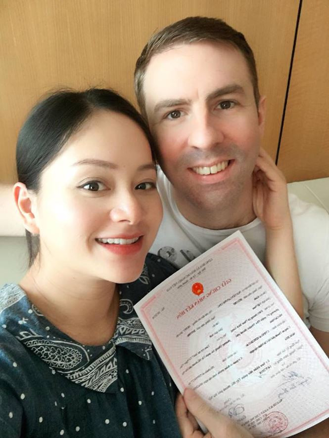 Lan Phương cùng chồng đi đăng ký kết hôn tại Hà Nội, sáng 14/5.