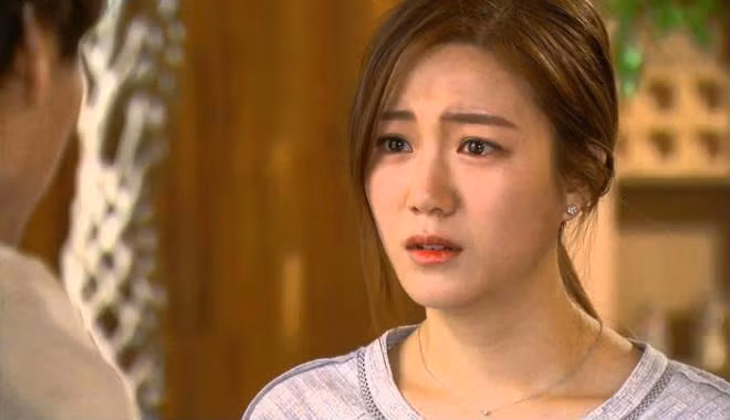 Giờ đây tôi mới được nhìn bức ảnh chồng luôn mang trong ví và bàng hoàng khi nhận ra người đó chẳng ai khác chính là … chị dâu. (Ảnh minh họa)