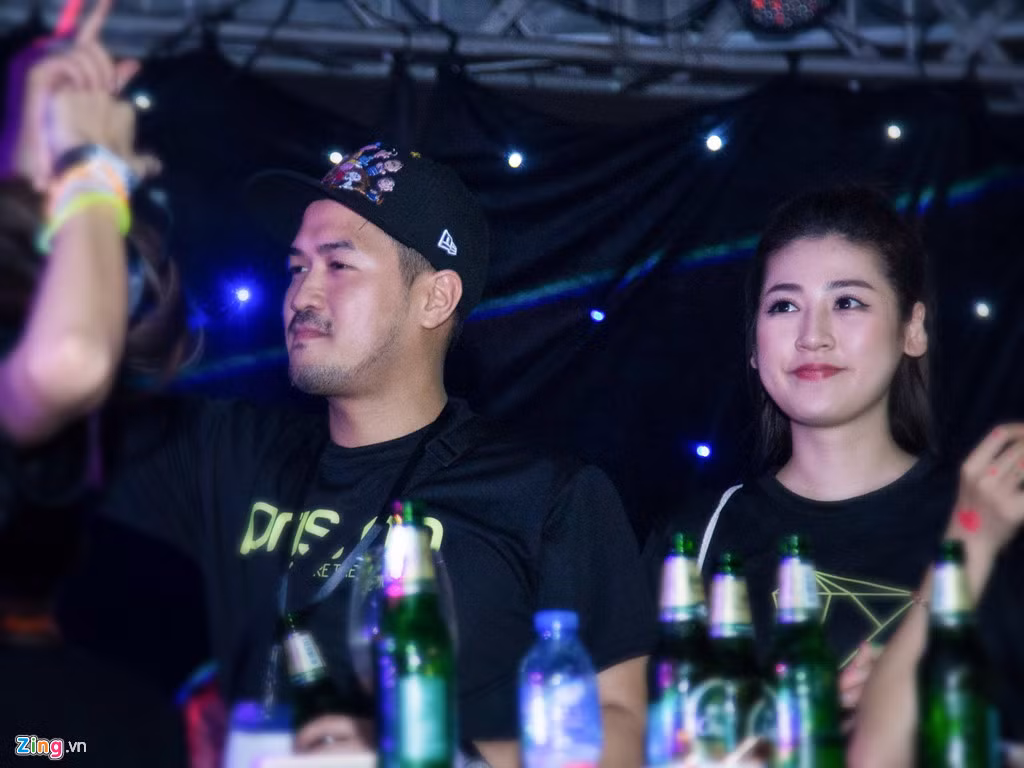 Nghi vấn cả hai hẹn hò xuất phát từ những tấm hình chụp cặp đôi cùng đi xem một trận đấu bóng. Sau đó, Tú Anh và Phillip Nguyễn nhiều lần xuất hiện cùng nhau, thậm chí người đẹp sinh còn đón năm mới cùng gia đình bạn trai tin đồn. Trong một sự kiện do em chồng Hà Tăng tổ chức tối 2/12/2017, Tú Anh cũng xuất hiện và có nhiều hành động thân mật với doanh nhân trẻ. Ảnh: Nguyễn Thành.