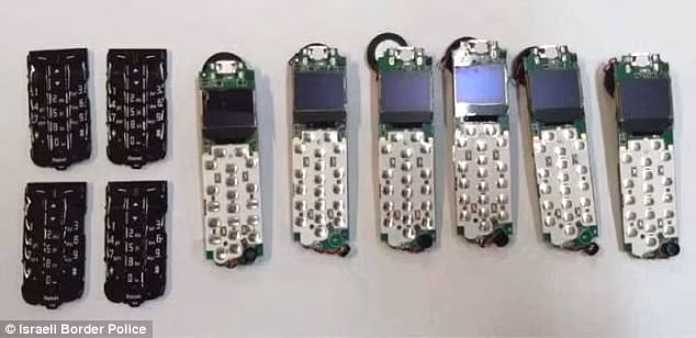 Cảnh sát phát hiện người đàn ông giấu 6 điện thoại trong hậu môn.