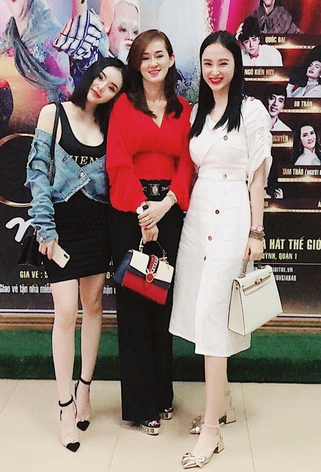 Mới đây, Angela Phương Trinh thu hút sự chú ý của cộng đồng mạng và người hâm mộ khi chia sẻ hình ảnh chụp cùng mẹ đẻ và em gái. Trong hình ảnh, nữ diễn viên phim "Mùi ngò gai" tạo dáng dịu dàng bên mẹ (giữa) nhận được nhiều lời khen ngợi từ phía cộng đồng mạng: "Nhìn như 3 chị em gái"; "Ngưỡng mộ 3 mẹ con nhà này quá! Ai cũng xinh đẹp hết"...