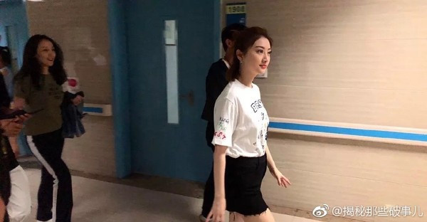 Cảnh Điềm bị nghi đang mang thai vì vòng hai lớn trông thấy.