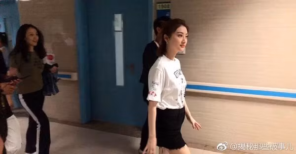 Cảnh Điềm bị nghi đang mang thai vì vòng hai lớn trông thấy.