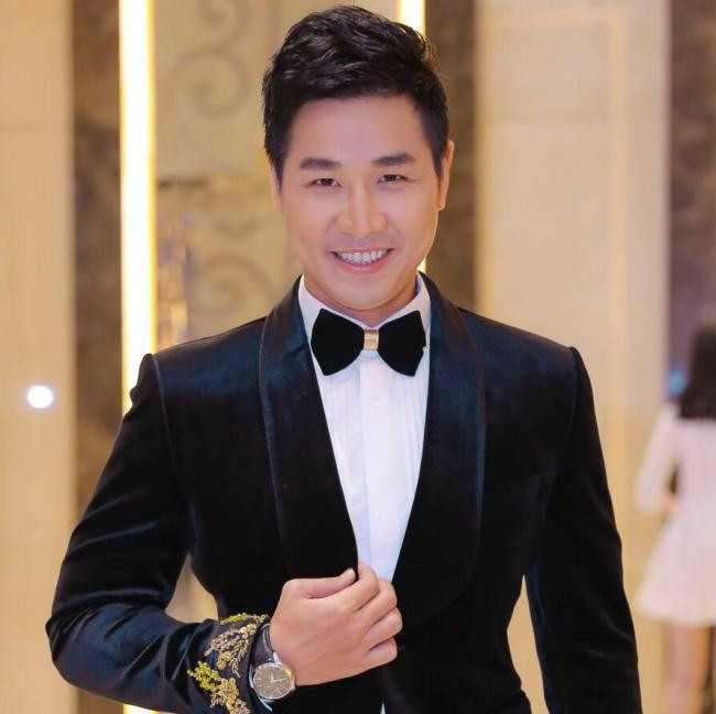 MC Nguyên Khang dành nhiều lời an ủi, động viên và nhắn nhủ tới Bùi Tiến Dũng khi chứng kiến nam thủ môn U23 bật khóc vì áp lực dư luận.