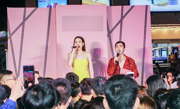  Ca sĩ Hồ Ngọc Hà biểu diễn trong chương trình.