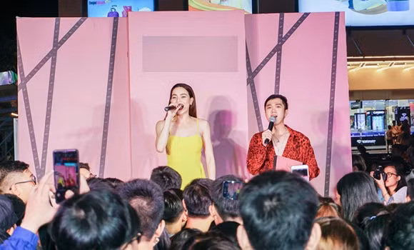  Ca sĩ Hồ Ngọc Hà biểu diễn trong chương trình.