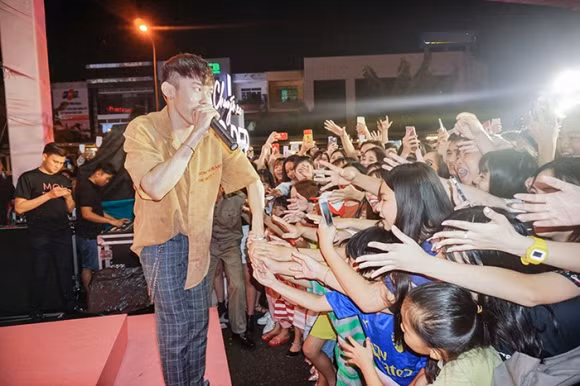 Đi cùng Hà Hồ là nam ca sĩ Kay Trần cũng khuấy động không khí bằng các ca khúc sôi động.