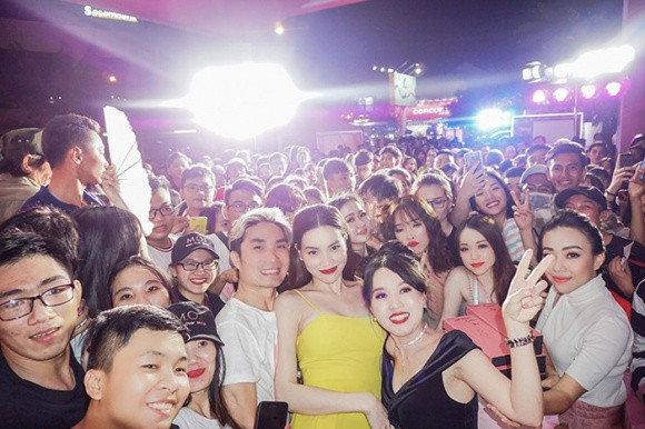 Hà Hồ chụp ảnh cùng các khán giả.