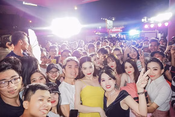 Hà Hồ chụp ảnh cùng các khán giả.